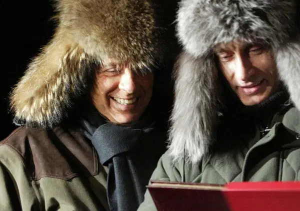 "Caro Silvio...". "Mio Vladimir...", ecco le lettere dolcissime tra Berlusconi e Putin (in un fake ma neanche tanto...)