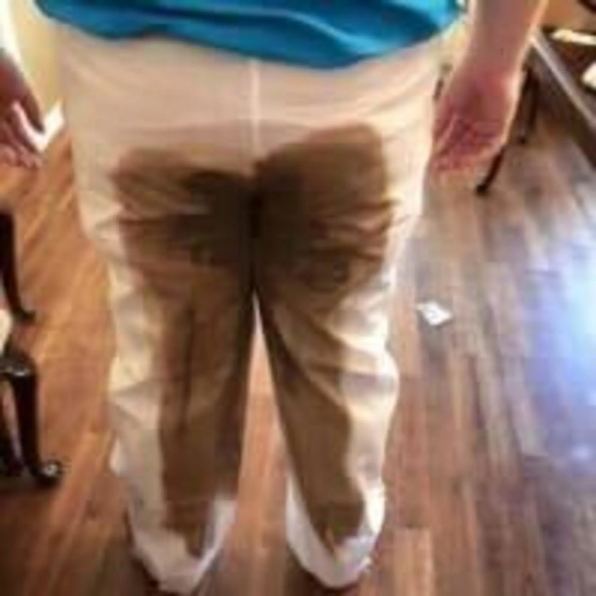 Le conseguenze di avere i pantaloni bianchi al pranzo a base di pesce crudo di Gubbio...