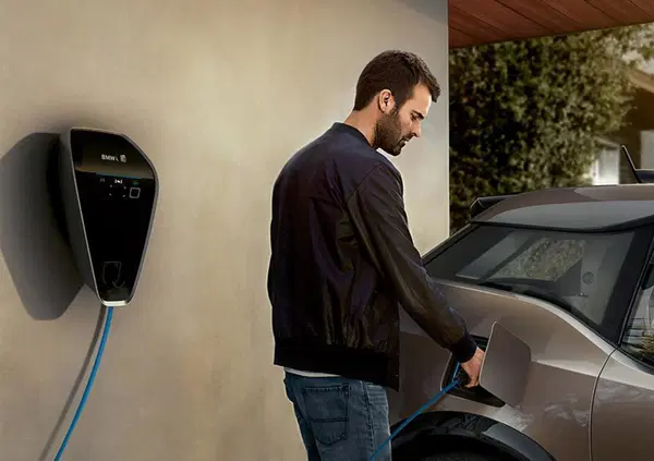 Ricaricare un'auto elettrica risparmiando: ecco tutte le tariffe a confronto