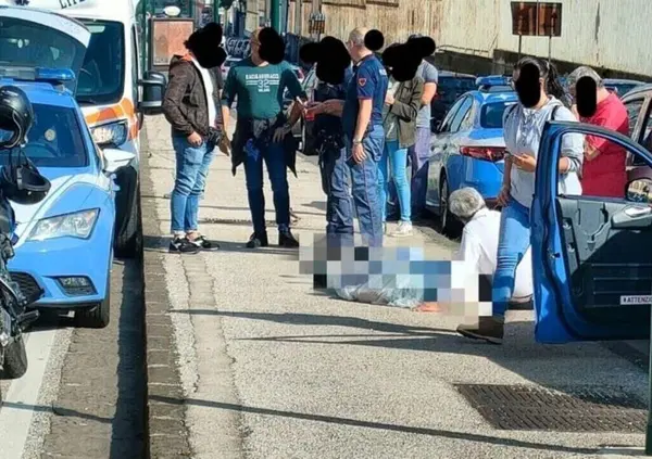 Fingono di aiutarlo a cambiare la gomma bucata e lo derubano: 82enne muore d'infarto