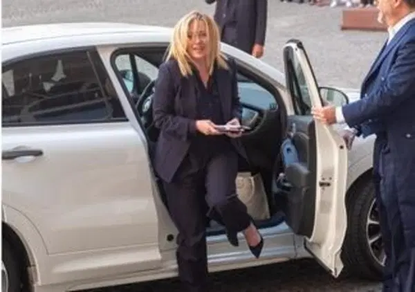 [VIDEO] Meloni premier abbandona la Mini e passa alla Fiat 500 "italiana". Ma spunta anche un'Audi...
