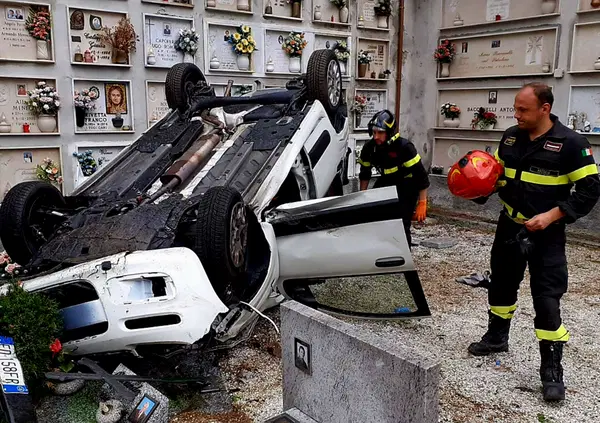 Perde il controllo dell'auto e finisce tra le tombe del cimitero [VIDEO]