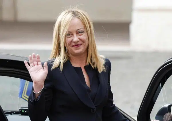 Giorgia Meloni ha gi&agrave; fatto mettere l&rsquo;Audi in garage: ecco con che auto &egrave; arrivata a Palazzo Chigi. E la Lucarelli muta [FOTO e VIDEO]