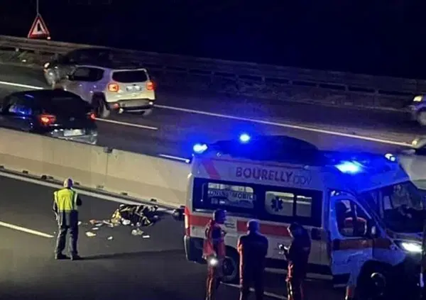 Che tragedia sull'A1: attraversa l&rsquo;autostrada a piedi e viene travolto