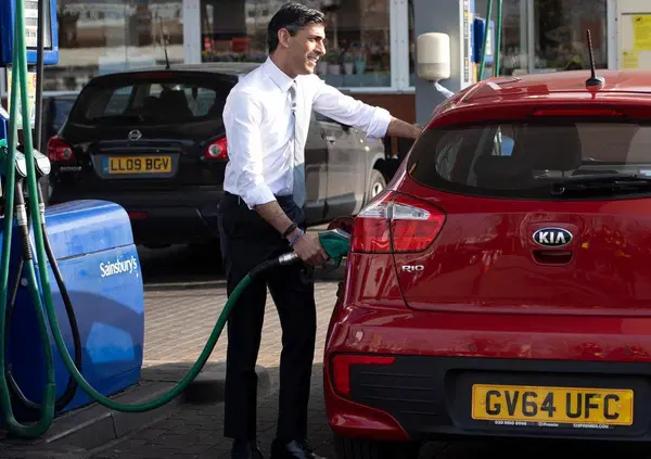 Le auto di lusso del nuovo premier inglese Sunak e la critica: &ldquo;Vive fuori dalla realt&agrave;&rdquo;