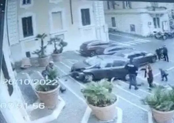 [VIDEO] Perde il controllo dell'auto e si schianta contro un palazzo: sfiorata la tragedia