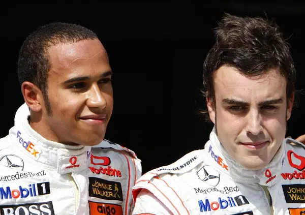 Hamilton DISTRUGGE Alonso sui social dopo l'attacco pubblico dello spagnolo 