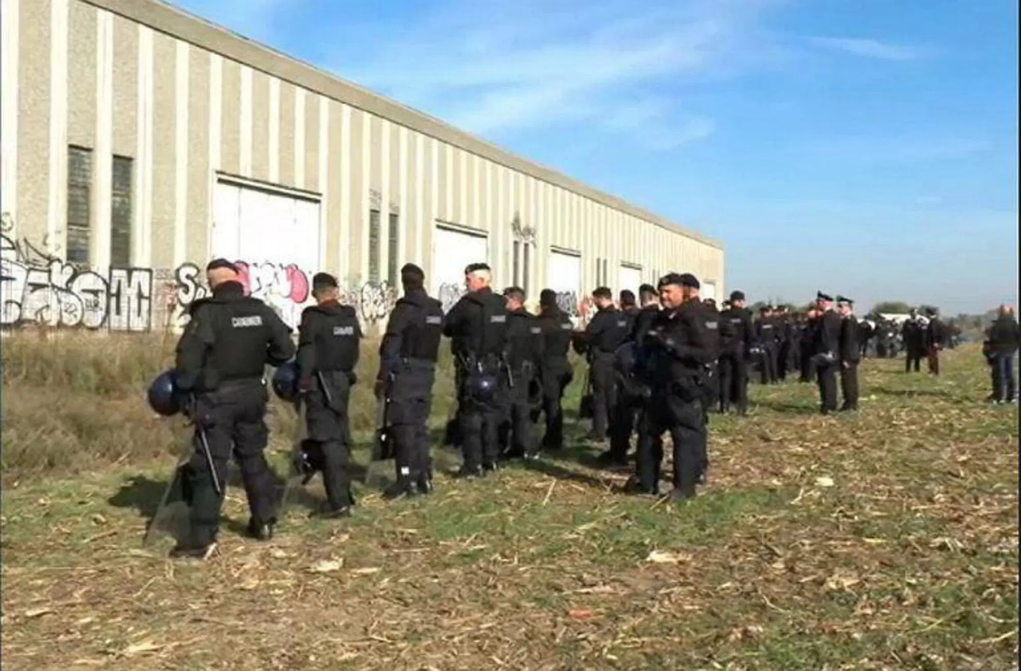 20221031 150919657 8537Le forze dell'ordine schierate a Modena per iniziare lo sgombero del rave