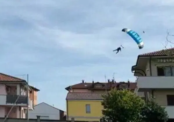 Il terrificante video dei paracadutisti che sbagliano l'atterraggio e si schiantano