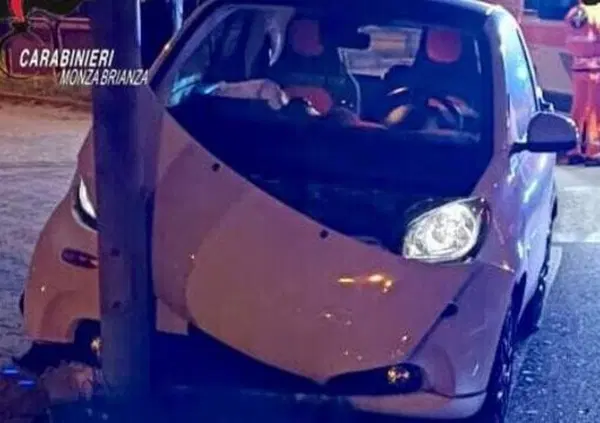 Ubriaca si schianta con l'auto e il marito (che non c'era) vuole fare l'alcoltest al posto suo