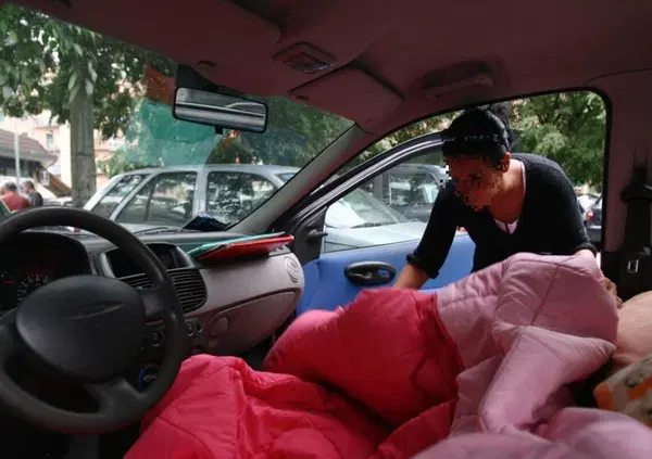 Il manager che vive in auto dopo aver perso tutto: "Mi vergogno ad andare alla Caritas..."