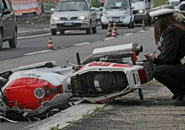Investe e uccide motociclista dopo una lite al semaforo: arrestato per omicidio volontario