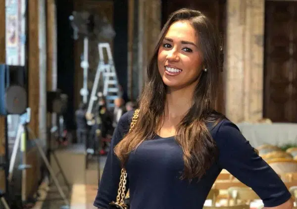 "Il sonno &egrave; una perdita di tempo": l'influencer laureata con lode spara l'ultima boiata. Siamo cos&igrave; capre da seguirla?