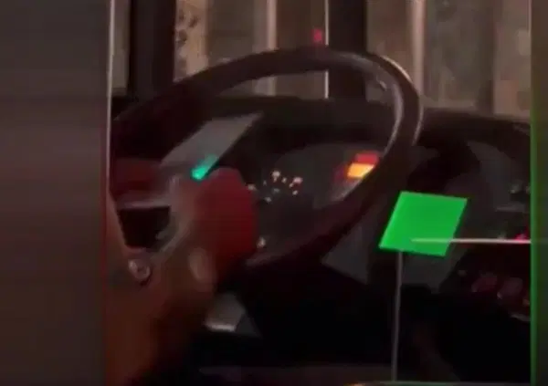 [VIDEO] Sorpreso alla guida dell'autobus con un "gratta e vinci": gravi conseguenze per l'autista