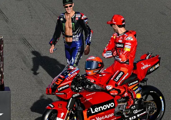 Pecco Bagnaia a Valencia non tocca il trofeo e fa i complimenti a Quartararo: &ldquo;Sei uno dei migliori&rdquo;