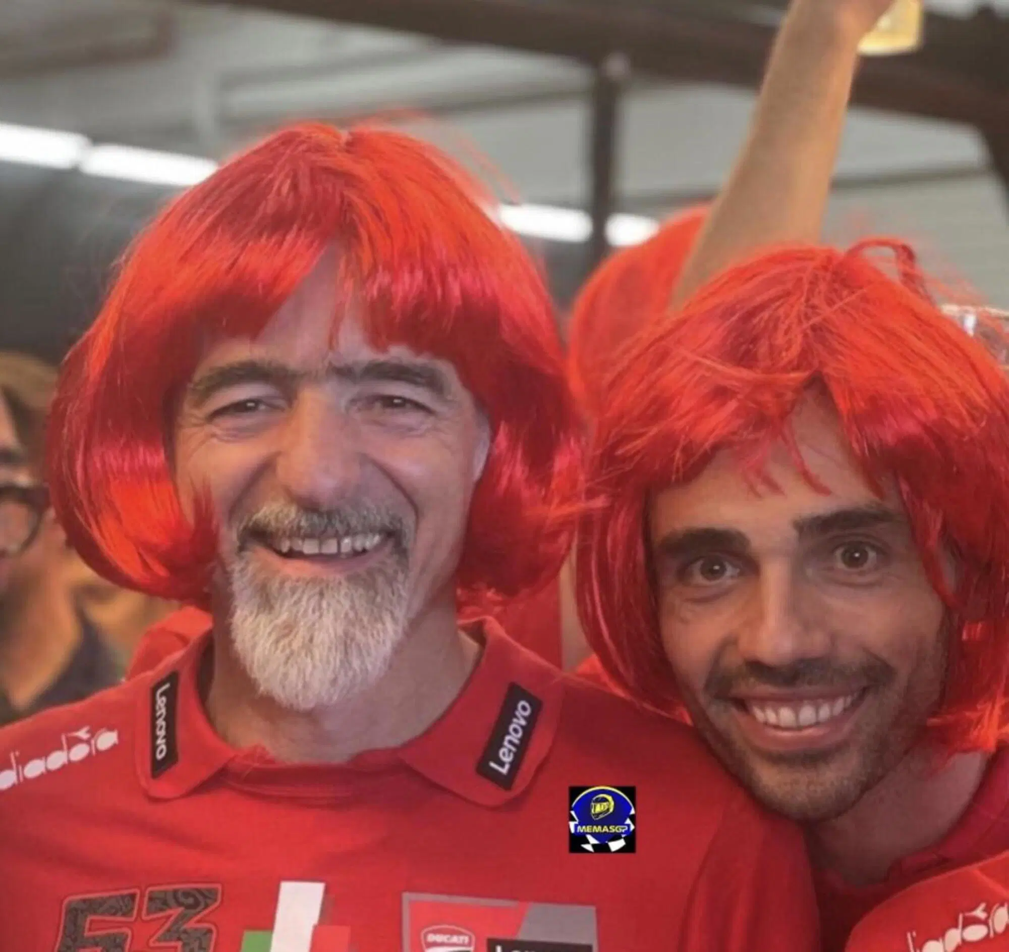 Gigi Dall'Igna e Michele Pirro con le parrucche rosse per festeggiare il titolo di Pecco Bagnaia
