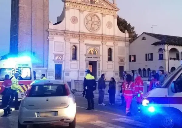 Vigilessa intima lo stop, ma l'auto la travolge. Al volante un'anziana del paese