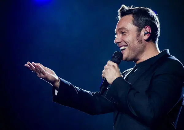 Tiziano Ferro si lamenta, ma fa il bullo da anni: fatwe ai giornalisti, outing tardivi, plagi consapevoli e le canzoni rimangono sullo sfondo