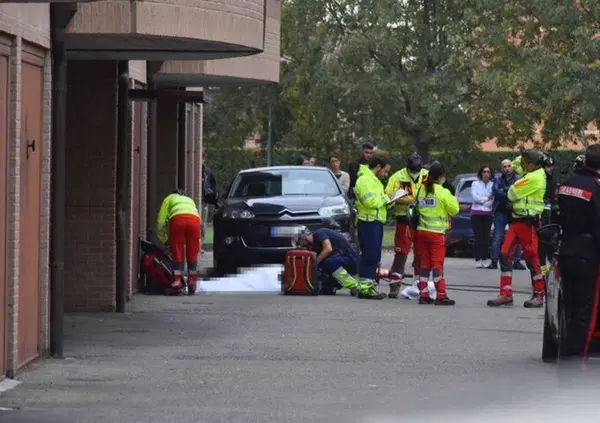 L'incubo di ogni automobilista: ripara l'auto e rimane schiacciato nel garage di casa