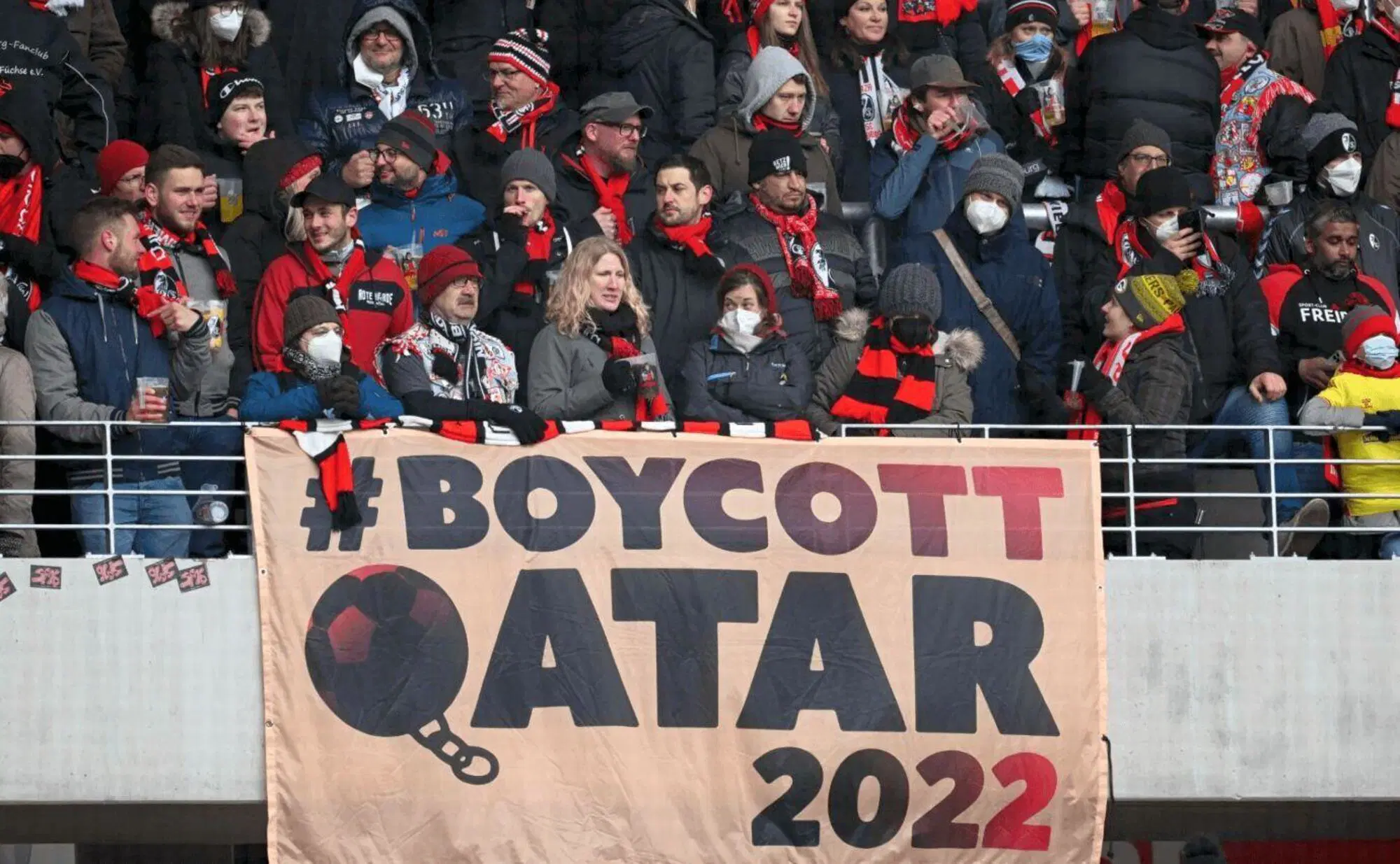 Anche negli stadi c'&egrave; chi protesta e invita al boicottaggio di Qatar 2022