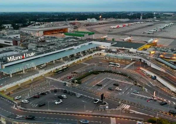 In catene contro i jet privati, gli ambientalisti bloccano anche l'aeroporto di Linate