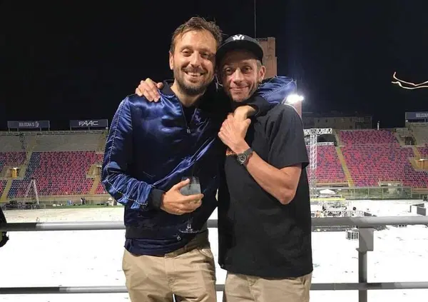 [VIDEO] Valentino Rossi c&rsquo;&egrave;, sul palco con Cesare Cremonini a Bologna: &ldquo;Mi sa che non sono capace di cantare"