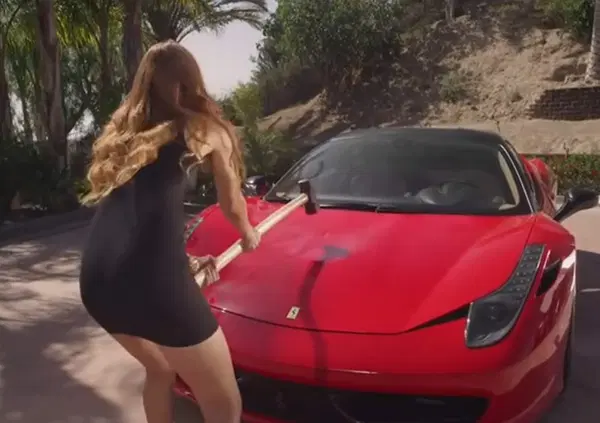 [VIDEO] Prova la Ferrari del padre e gliela disintegra. Rimetterla in senso gli coster&agrave; parecchio...