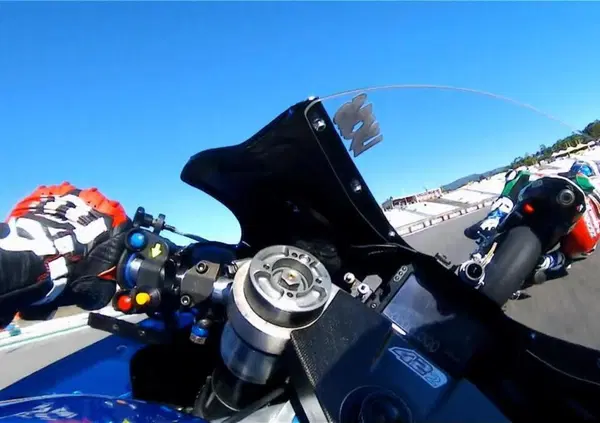 Si, potete farvela: ecco come funziona la shoulder cam che regala spettacolo in MotoGP