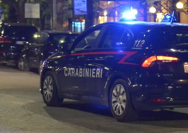 Scappa nudo dopo aver provocato un incidente con l'auto ribaltata: 22enne nei guai 