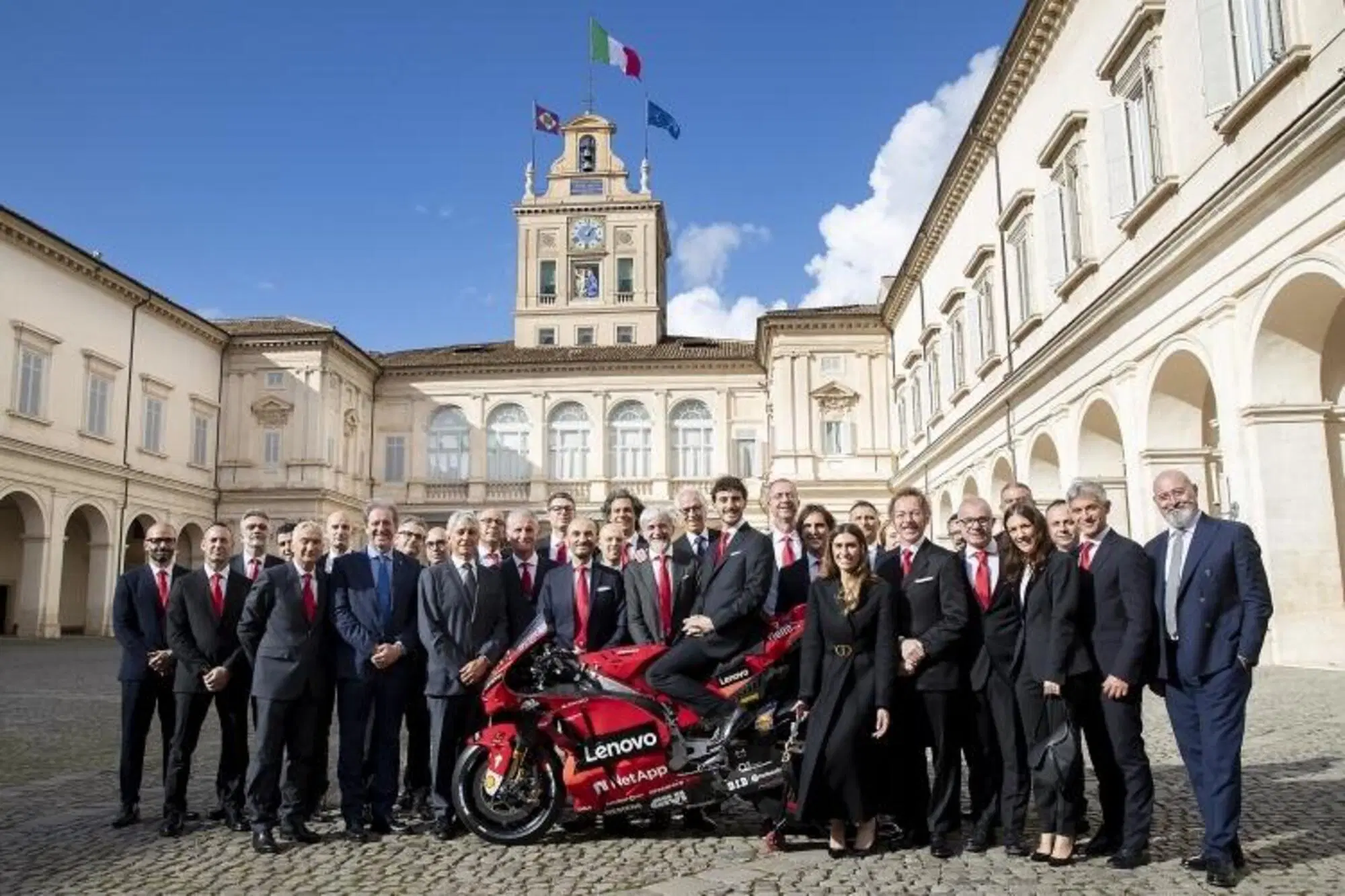 La delegazione della Ducati nel cortile d'onore del Quirinale