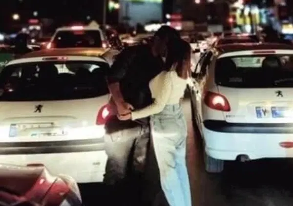 Iran, il bacio della rivoluzione in mezzo alla strada trafficata &egrave; gi&agrave; storia
