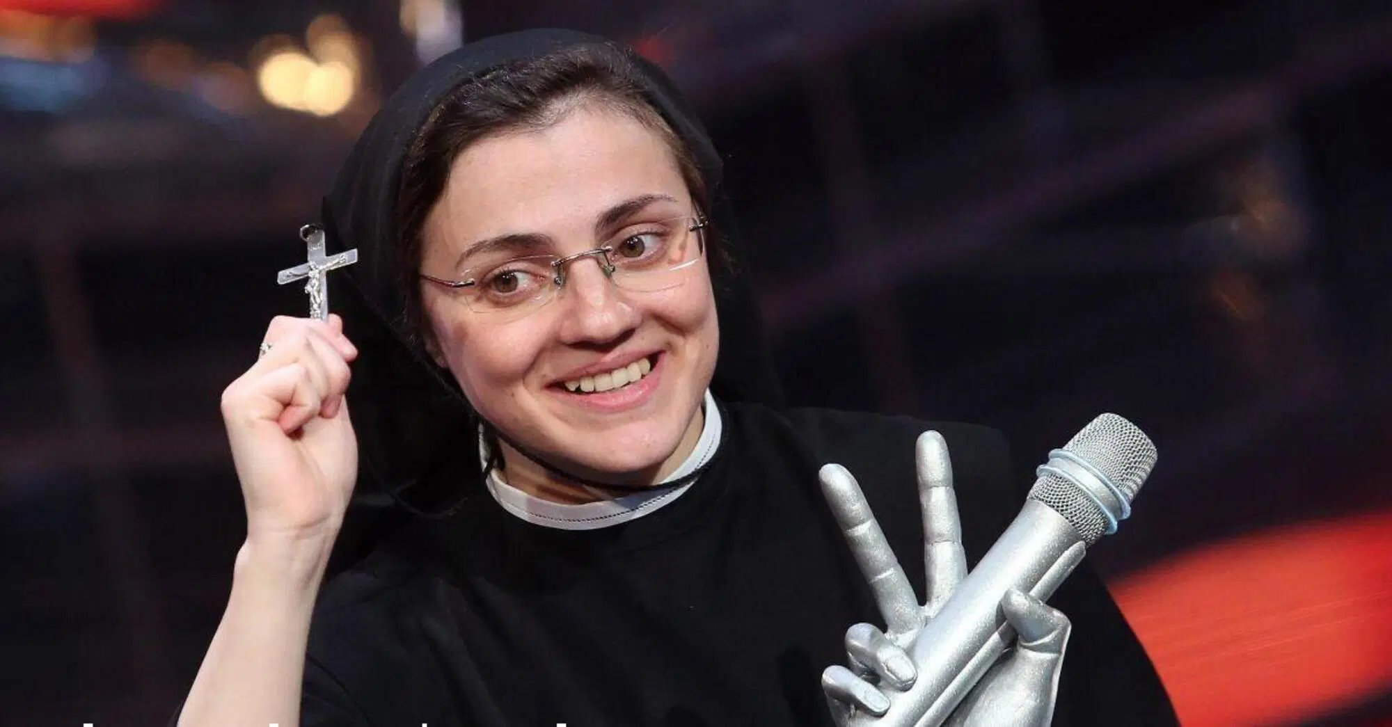 Suor Cristina mostra il crocifisso dopo la vittoria a The Voice