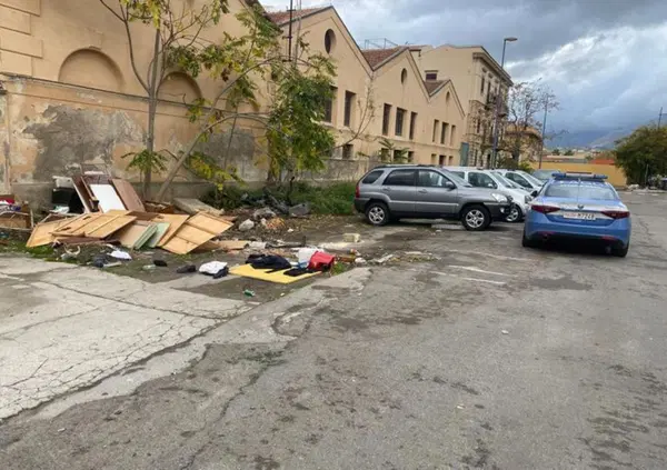Trovato in auto mentre mangia un gatto: l'orrore scoperto dalla polizia