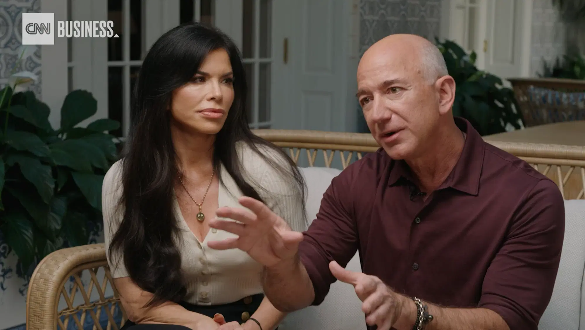 Jeff Bezos insieme alla sua compagna Lauren S&aacute;nchez, durante l'intervista per la CNN