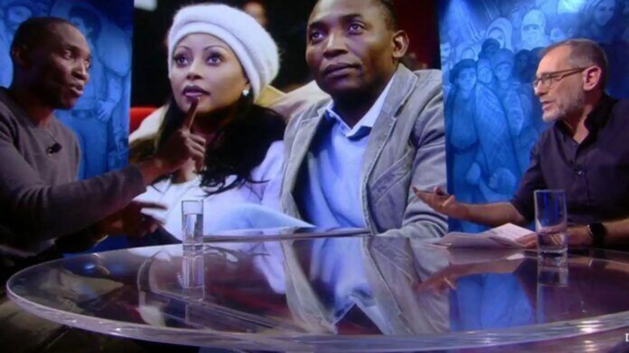 Aboubakar Soumahoro (sullo sfondo con la moglie Liliane Murekatete) da Corrado Formigli a Piazzapulita