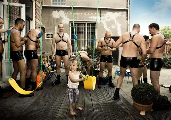 Balenciaga e lo scandalo per i bambini in abiti bondage? Ma dimenticate la foto sadomaso (di un anno prima) premiata in Europa