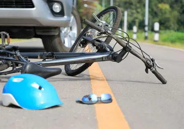 La lite stradale tra automobilista e ciclista finisce in tragedia: l&rsquo;uomo intervenuto viene ucciso 