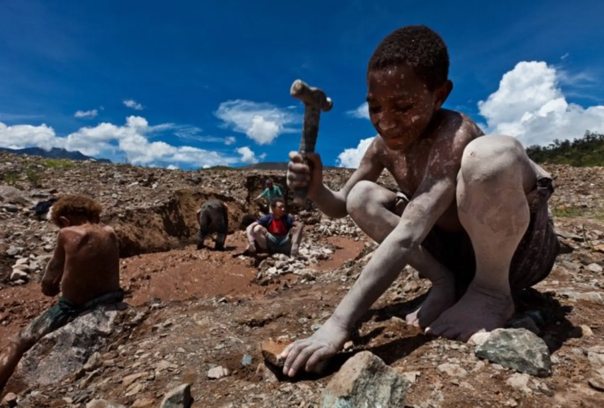 L'estrazione di cobalto in Congo per cui si impiega lavoro minorile