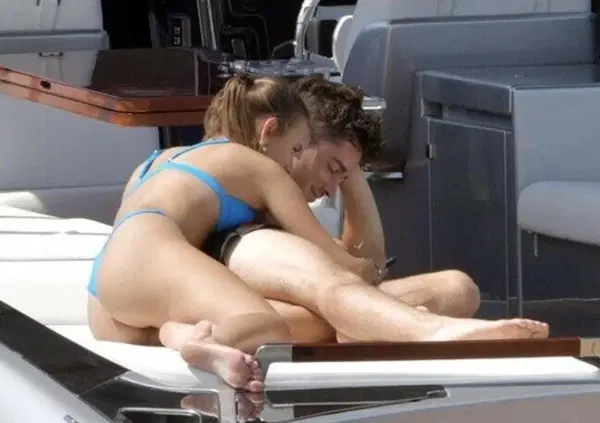 Ragazze, fatevi avanti: Charles Leclerc si &egrave; lasciato. L'annuncio social dopo tre anni d'amore