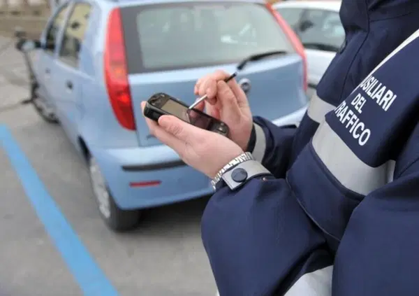 L'automobilista dei record: alla guida di un Range Rover prende 5 multe in un secondo