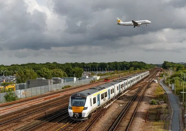 Via libera dell'Europa: voli a breve raggio vietati se c'&egrave; il treno