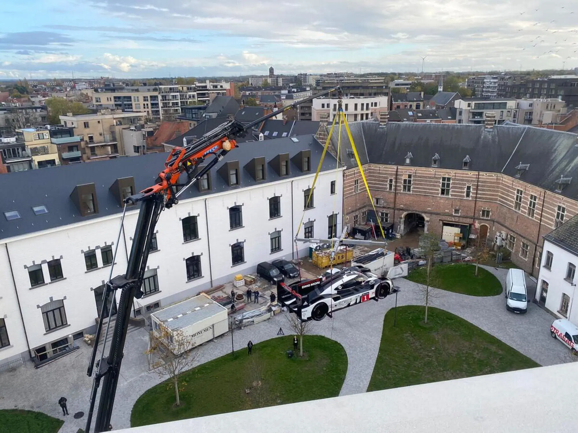 Le operazioni per installare la Porsche 919 sul terrazzo di Luc Vanderfeesten