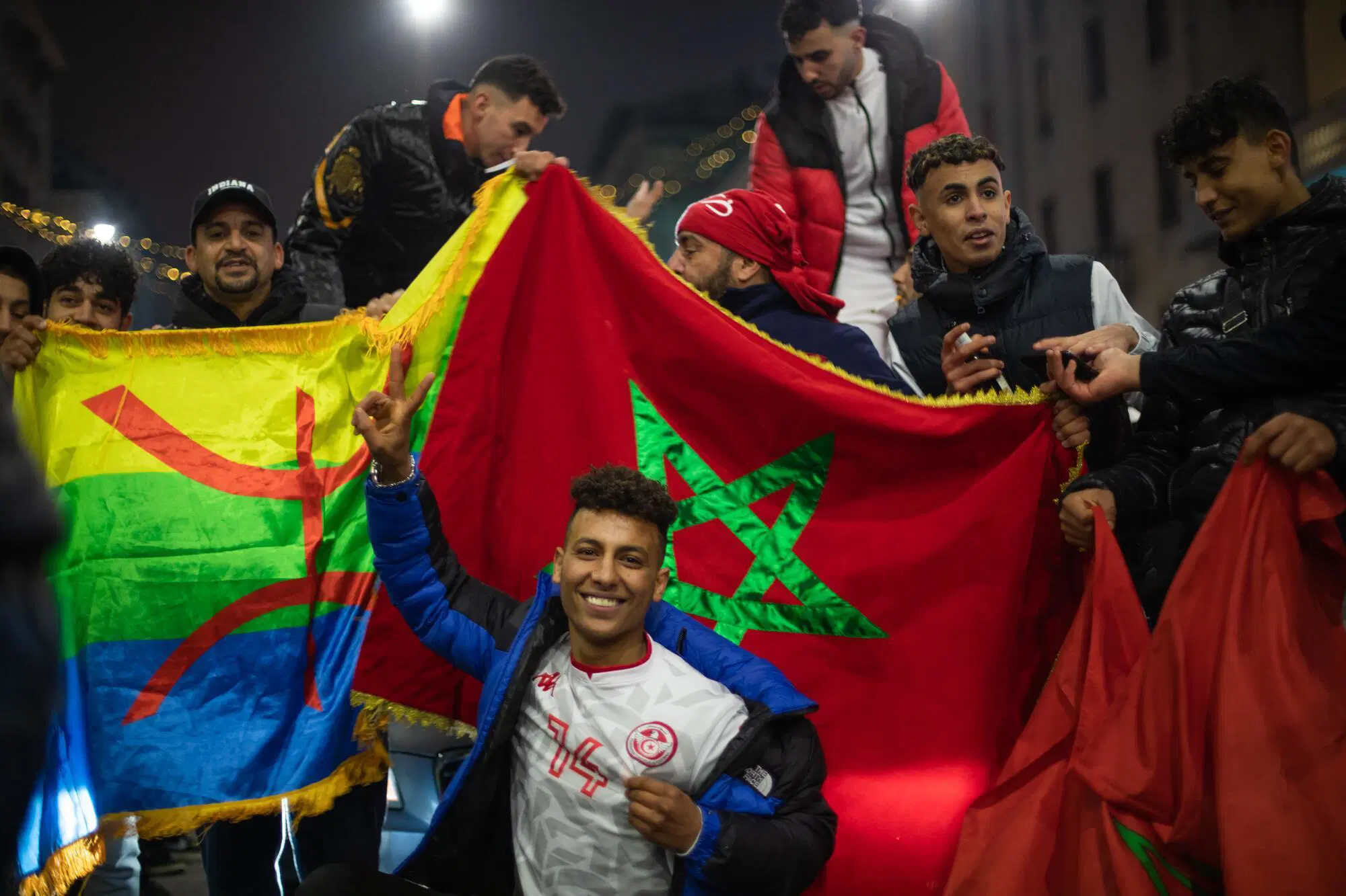 tifosi marocchini in festa a Milano dopo la vittoria contro il Portogallo valsa l'accesso alle semifinali del Mondiale
