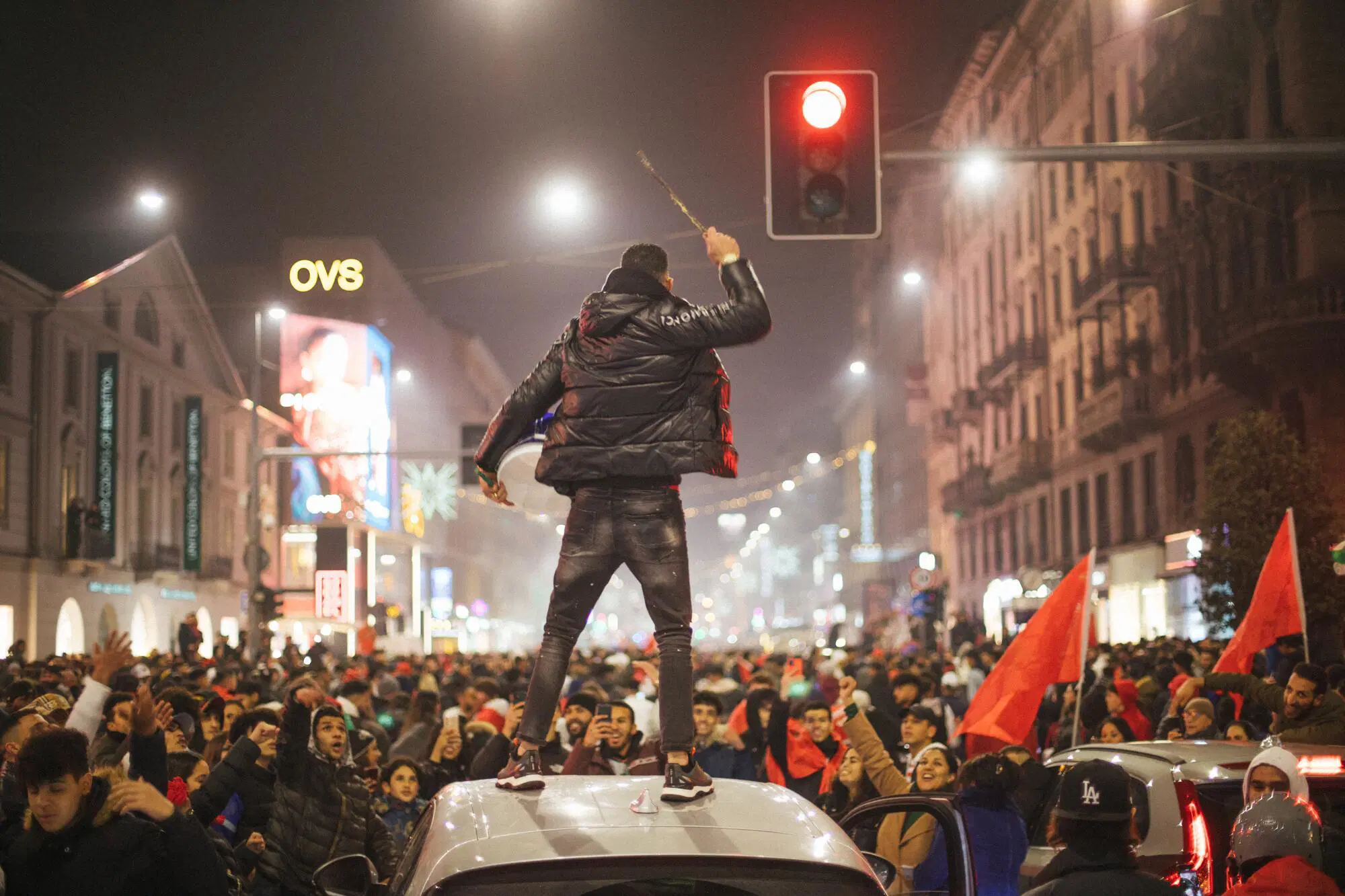tifosi marocchini in festa a Milano dopo la vittoria contro il Portogallo valsa l'accesso alle semifinali del Mondiale
