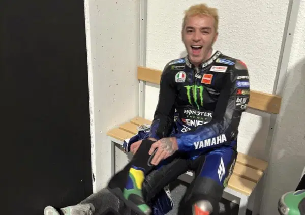 Salmo a Pesaro: prima pilota della MotoGP con Franco Morbidelli, poi la sfida a basket con Pecco Bagnaia