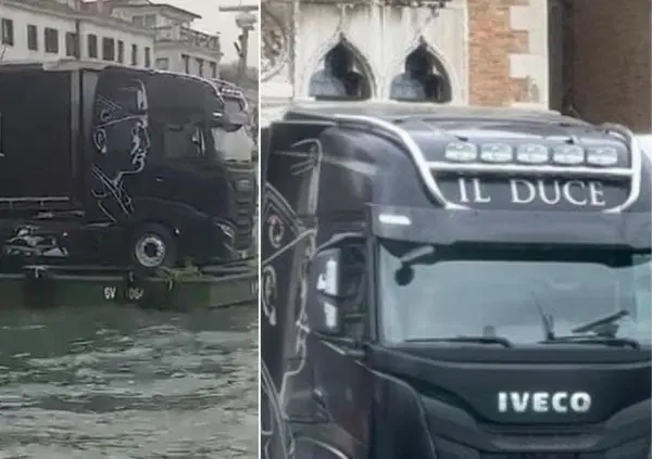 Cosa ci fa un camion con l'effige di Mussolini e la scritta "Duce" a Venezia? [VIDEO]