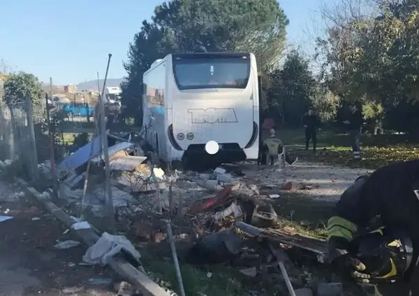 L'autista ha un malore e il bus finisce fuori strada: a bordo c'erano 41 bambini