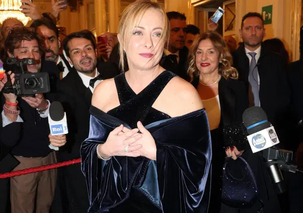 2023, siete pronti all&rsquo;anno del blu? Da Meloni a Von Der Leyen, velluto, istituzionale e pure roseale