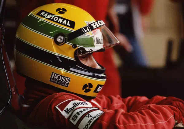 "Marquez &egrave; come Senna". Il paragone di Carlos Sainz che fa infuriare i tifosi 