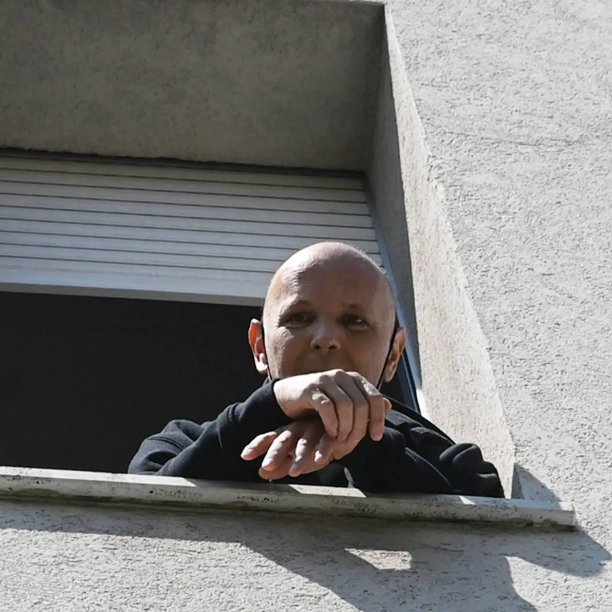 Sini&scaron;a Mihajlovic dal balcone dell'ospedale dov'era ricoverato